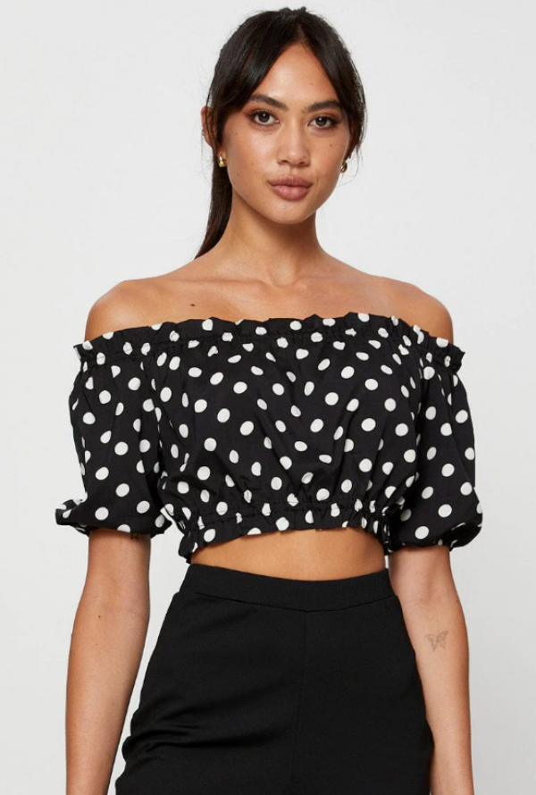 Blus off shoulder dengan motif polkadot